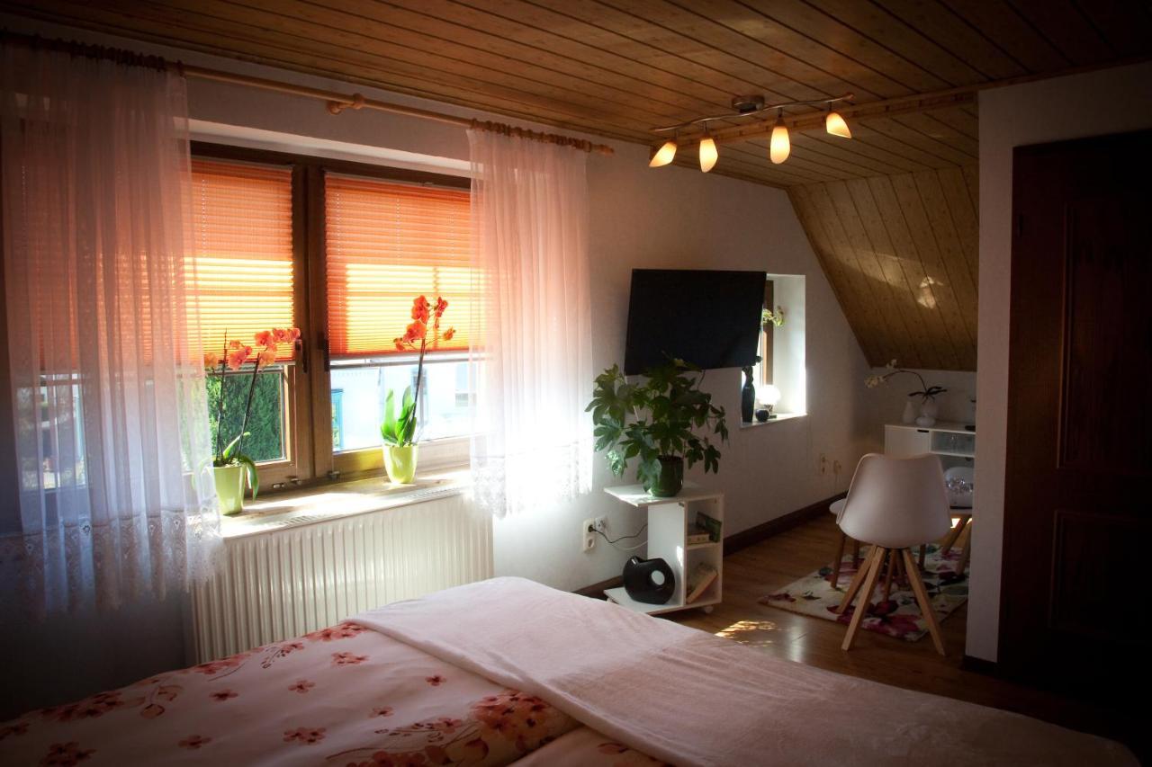 Gaestezimmer Im Gruenen Haus Apartment Thum Bagian luar foto